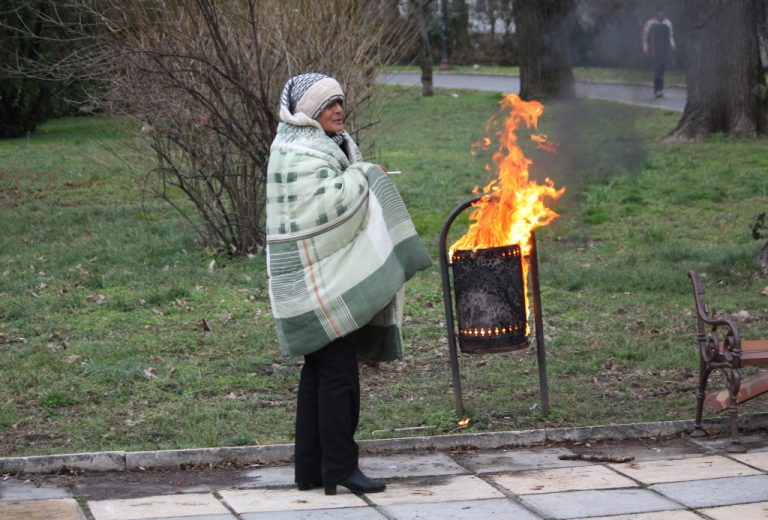 Жена запали кош за боклук в Морската градина на Варна, за да се стопли