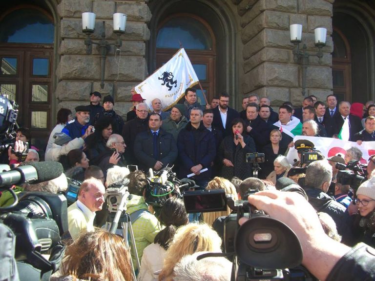 Снимки и видео: Протест пред Министерски съвет днес, поискаха оставката на Бойко Борисов