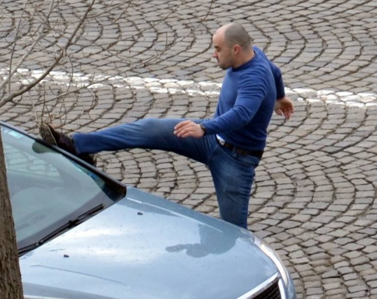 Бесен шофьор мутрее в София, чупи огледало на кола