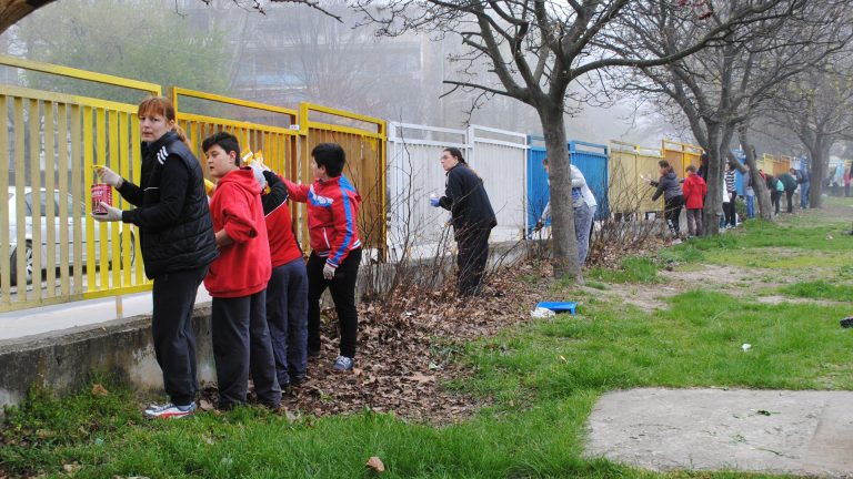 Деца и родители боядисаха ограда на училище
