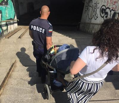 Добрият пример: Полицай помогна на жена с количка