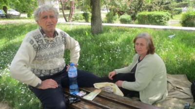 Семейство живее на пейка край гарата в Кюстендил. Мъжът моли за работа