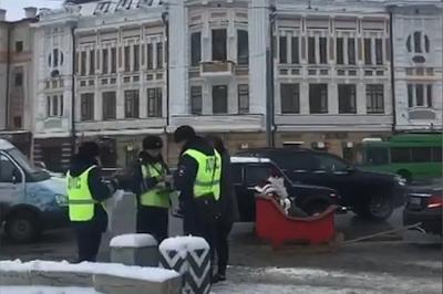 Видео: В Русия няма наши, няма ваши – глобиха дядо Коледа