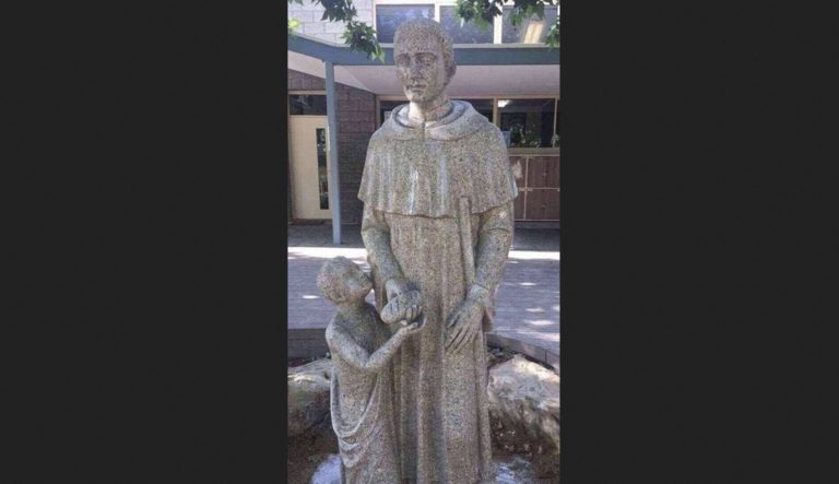 Премахнаха “Неприлична” статуя в католическо училище, предизвикала скандал