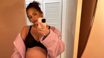 Криси Тейгън – много бременна и много секси