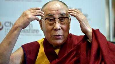 Видеото, в което Далай Лама насърчава момче да „смуче” езика му