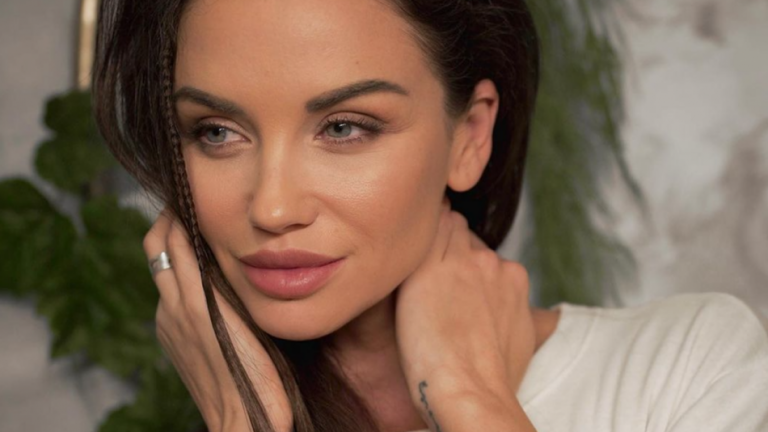 След скандала на “Градина”: Диляна Попова си пъхна банкнота с Тодор Живков във… СНИМКИ 18+