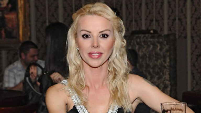 Помните ли “волната пеперуда” Кати?! Певицата си показа гърдите от Египет СНИМКИ 18+