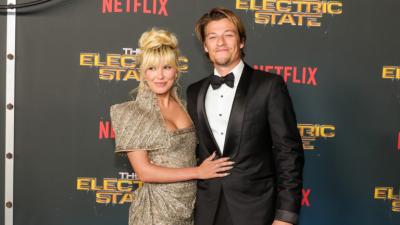 Мили Боби Браун и Джейк Бонджиови споделиха първи кадри с тяхното бебе