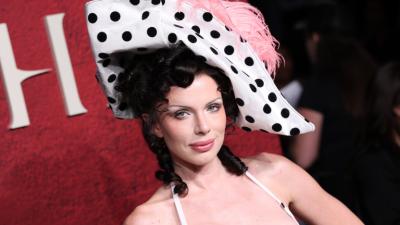 Костюмът, с който Джулия Фокс си навлече критики