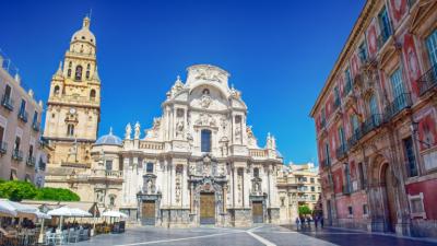 Градът, известен като “зимната перла” на Испания с ниски цени и топло време