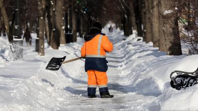 Затрупани коли и писта с височината на 9-етажен блок – какво се случи в Камчатка