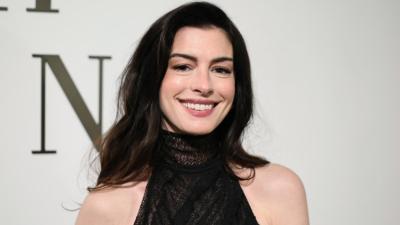 Ан Хатауей прикова погледите с полупрозрачна рокля